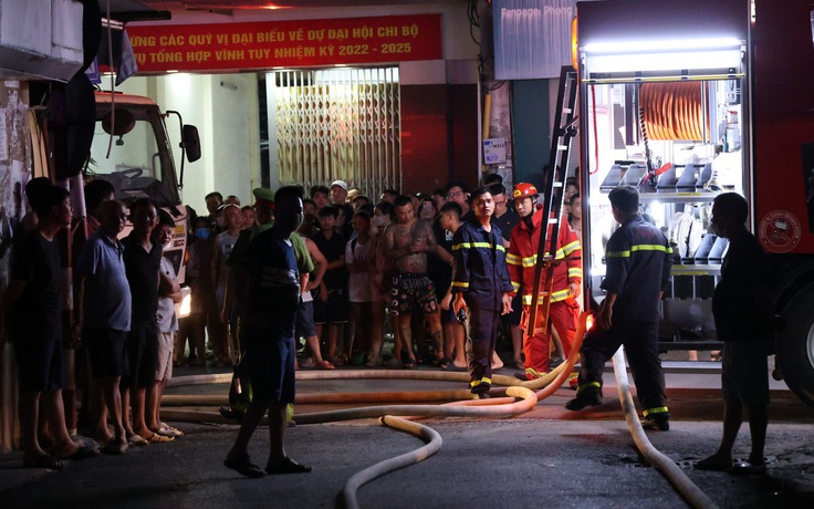 Hà Nội: Xưởng may bốc cháy trong đêm, cảnh sát điều 6 xe chữa cháy dập lửa