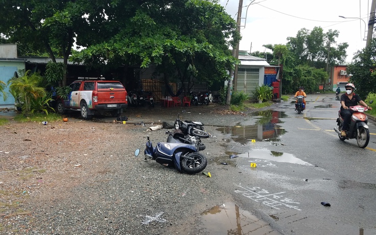Ô tô bán tải va chạm 2 xe máy tại đoạn đường cong khu công nghiệp Vĩnh Lộc