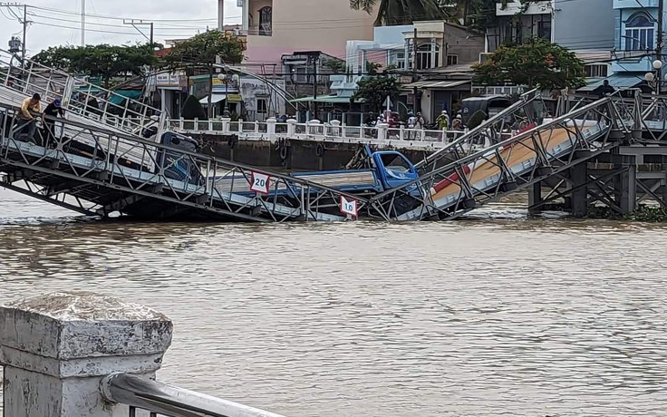 Sập cầu tạm Long Bình 1 khi thử tải, 2 xe tải rơi xuống sông ở Trà Vinh