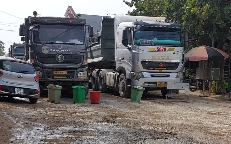 Dân chặn đường vì xe tải chở vật liệu gây ô nhiễm môi trường