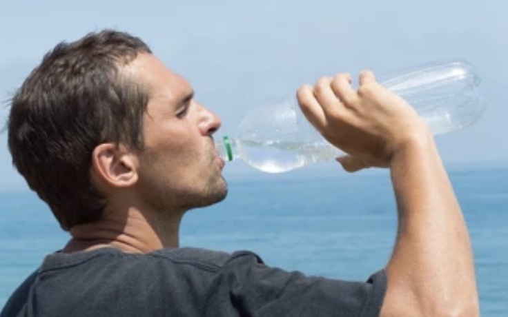 Uống đủ nước giúp phòng ngừa bệnh gout