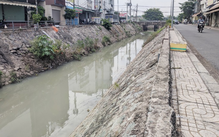 Bờ kênh không lan can gây nguy hiểm