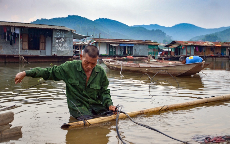 Làng nổi trên sông Đà