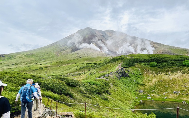 Bạn có muốn thử đến gần miệng núi lửa còn phun khói nghi ngút thế này?