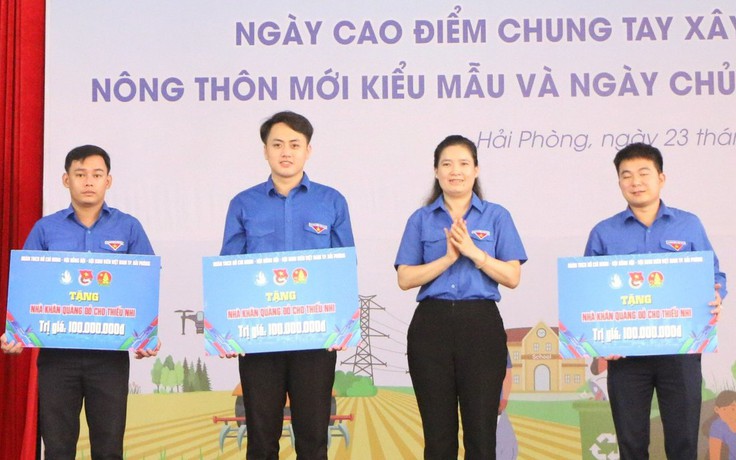 Trao kinh phí xây nhà 'Khăn quàng đỏ' tặng học sinh khó khăn