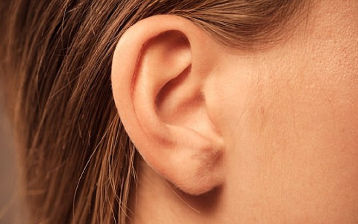 Chuyện lạ: Cô gái trẻ bị thủng màng nhĩ vì người yêu hôn vào tai