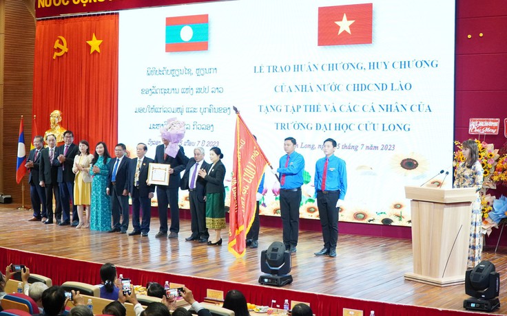 Lào trao Huân chương Lao động hạng 3 cho Trường ĐH Cửu Long