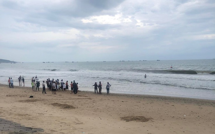 Phan Thiết: Du khách 17 tuổi mất tích khi tắm biển Đồi Dương
