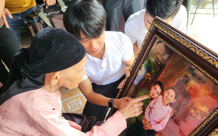Nhóm bạn trẻ tình nguyện phục dựng ảnh chân dung liệt sĩ Nhóm bạn trẻ tình nguyện phục dựng ảnh chân dung liệt sĩ