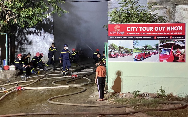 Cháy kho xe điện ở Bình Định