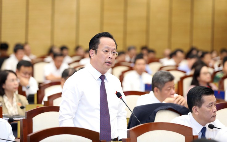 Giám đốc GD-ĐT Hà Nội nói ‘không thiếu chỗ học’ dù phụ huynh trắng đêm xếp hàng