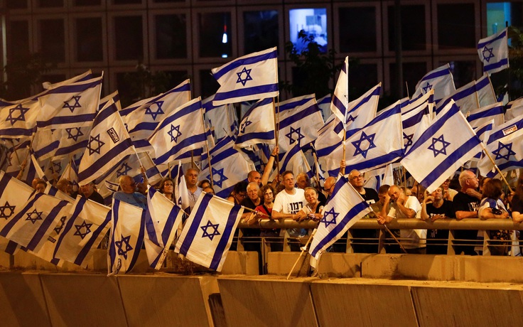 Người biểu tình Israel phản đối đại tu tư pháp đến trước nhà bộ trưởng quốc phòng