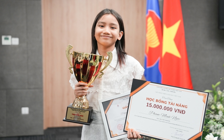 Cô bé 11 tuổi giành cúp vô địch cuộc thi piano quốc tế