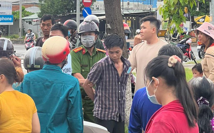 Một thanh niên dũng cảm rượt đuổi, quật ngã nghi phạm cướp giật tại tiệm vàng