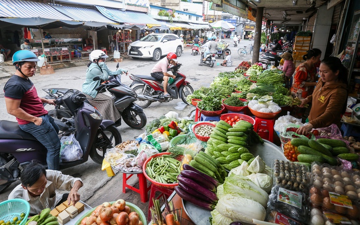 Giá rau quả tăng vọt vì mưa kéo dài