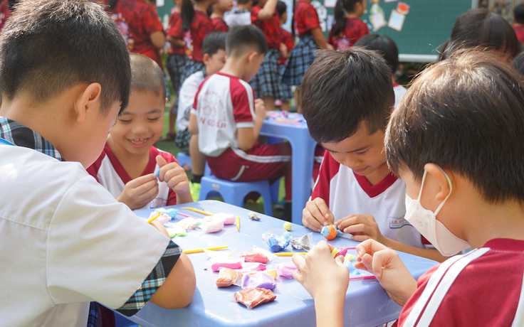 Cha mẹ đang dạy con học thông qua chơi mà không biết