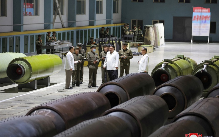 Ông Kim Jong-un chỉ đạo tăng mạnh năng lực sản xuất tên lửa