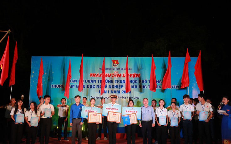 Trao bằng khen của T.Ư Đoàn cho 3 trại sinh xuất sắc Trao bằng khen của T.Ư Đoàn cho 3 trại sinh xuất sắc