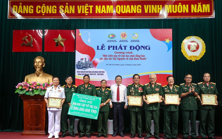 Một triệu tập vở cho học sinh đồng bào các dân tộc Tây nguyên và tỉnh Bình Phước