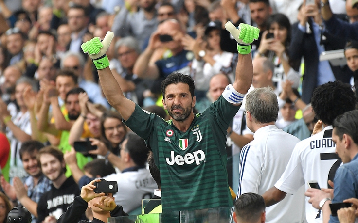 Thủ môn Gianluigi Buffon giã từ sự nghiệp ở tuổi 45