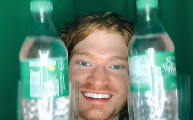 Chàng trai khiến mọi người ngỡ ngàng vì có thể uống 5 chai nước trong 10 giây