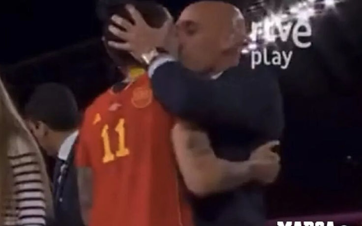 Chủ tịch Liên đoàn Bóng đá Tây Ban Nha gây tranh cãi khi hôn nữ cầu thủ