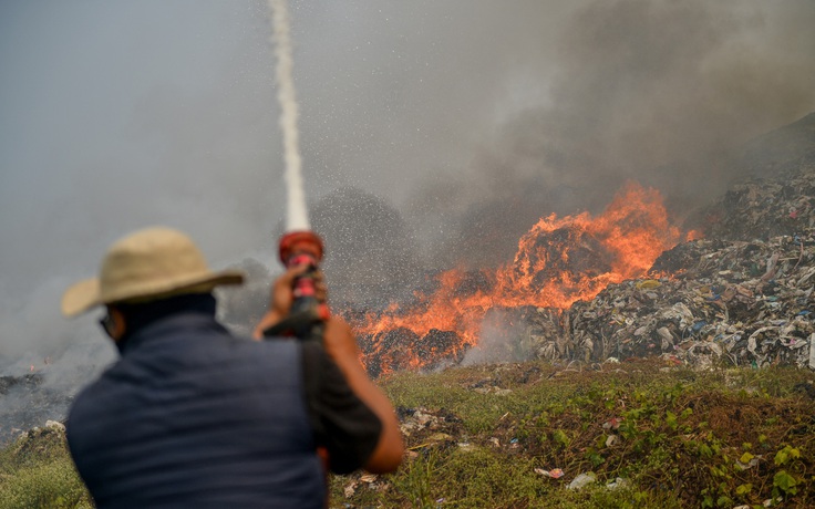 Tình trạng khẩn cấp được ban bố vì đám cháy lớn tại bãi rác Indonesia