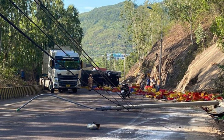 Bình Định: Xe tải tông vào vách núi, tài xế tử vong tại chỗ