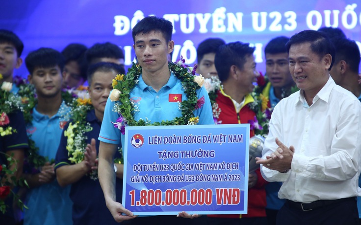 U.23 Việt Nam nhận mưa tiền thưởng, HLV Hoàng Anh Tuấn tái ngộ ông Troussier