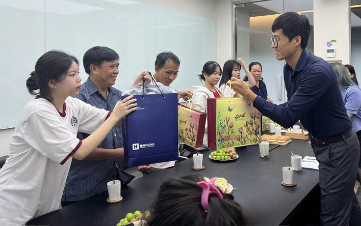 Cùng con đi tiếp cuộc đời: Cuộc gặp gỡ thân tình và ấm áp Cùng con đi tiếp cuộc đời: Cuộc gặp gỡ thân tình và ấm áp
