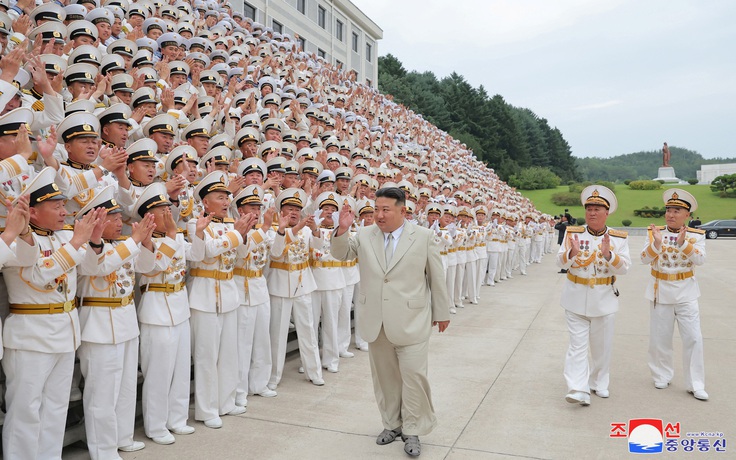 Ông Kim Jong-un kêu gọi tăng cường sức mạnh hải quân trước nguy cơ chiến tranh