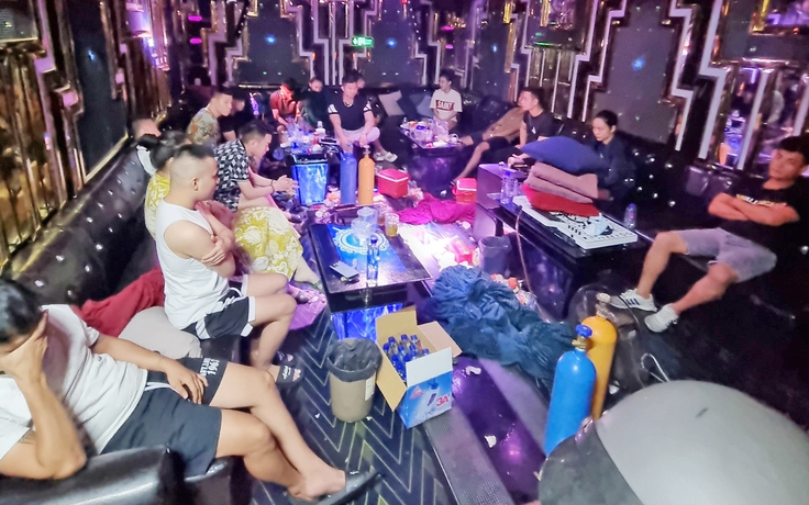 Đột kích karaoke, bắt nhóm nam chơi ma túy đá, nữ sử dụng 'nước vui' Đột kích karaoke, bắt nhóm nam chơi ma túy đá, nữ sử dụng 'nước vui'