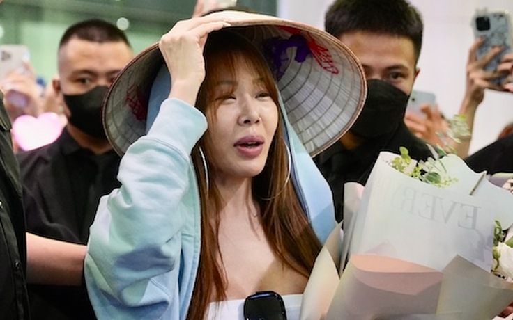 ‘Chị đại Kpop’ Jessi đội nón lá ở sân bay Việt Nam