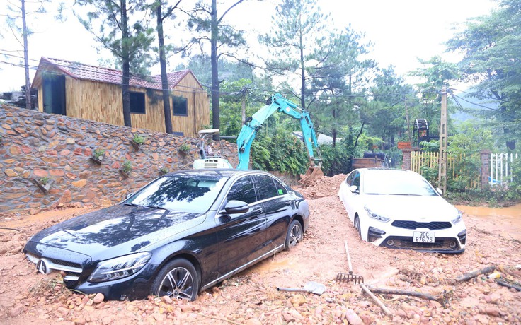 Hiện trường vụ đất đá trên đồi vùi lấp hàng loạt ô tô ở Hà Nội