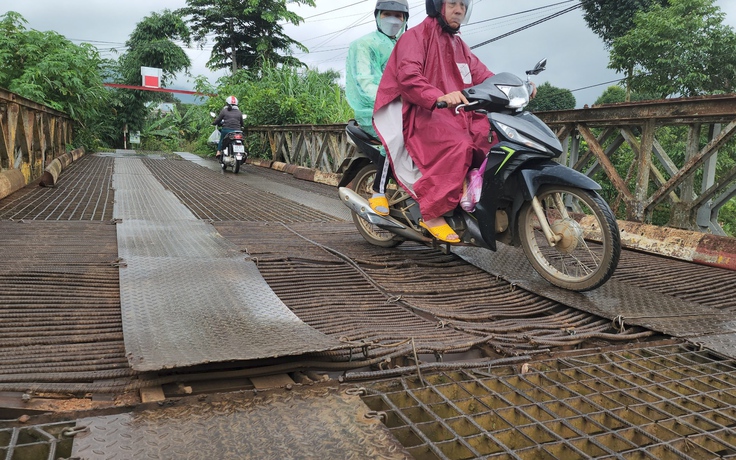 Mong ngóng bên cây cầu sắt Tổng Đội xuống cấp trầm trọng ở Lâm Đồng