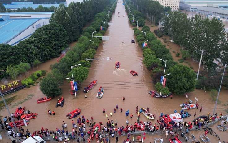 Thêm nhiều người chết do mưa lũ, Trung Quốc nâng cảnh báo