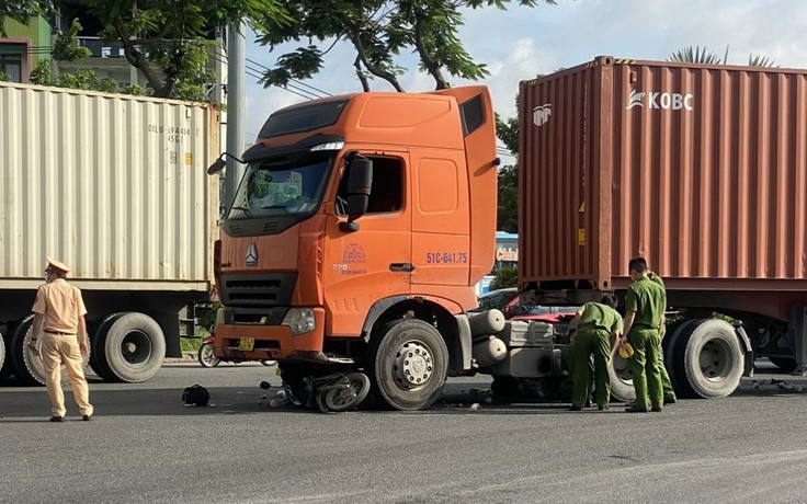 Tai nạn ở Bình Chánh: Xe container cuốn xe máy vào gầm, một phụ nữ tử vong