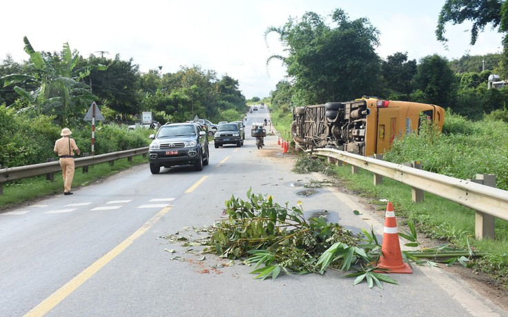 Kon Tum: Lật xe khách giường nằm, 1 hành khách tử vong