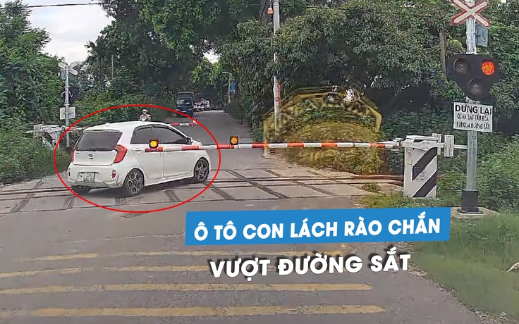 Phẫn nộ tài xế xe Kia Morning liều mạng, cố tình băng qua đường tàu