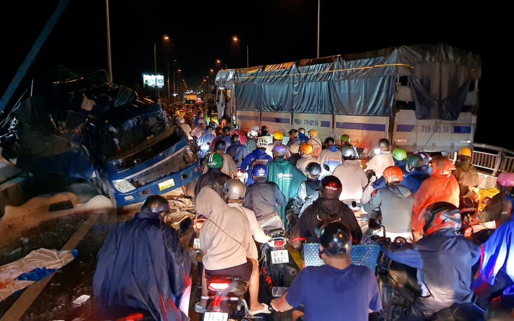 Cầu Rạch Miễu kẹt xe kinh hoàng vì tai nạn chết người trong đêm