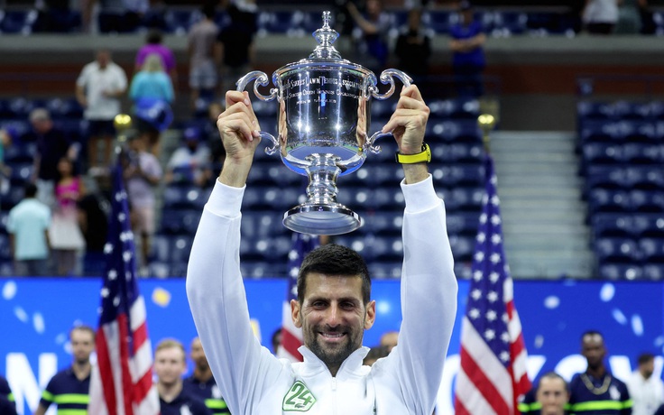 Djokovic bật khóc với kỳ tích san bằng kỷ lục khó phá nhất thời đại sau 50 năm