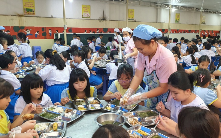 TP.HCM quy định tiền ăn bán trú: Các trường có được thu thêm theo nhu cầu ?