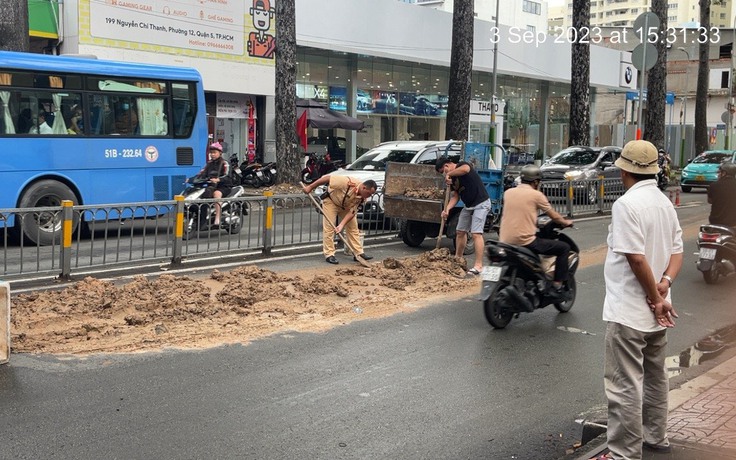 CSGT TP.HCM trích xuất camera phạt tài xế ô tô làm rơi đất trên đường
