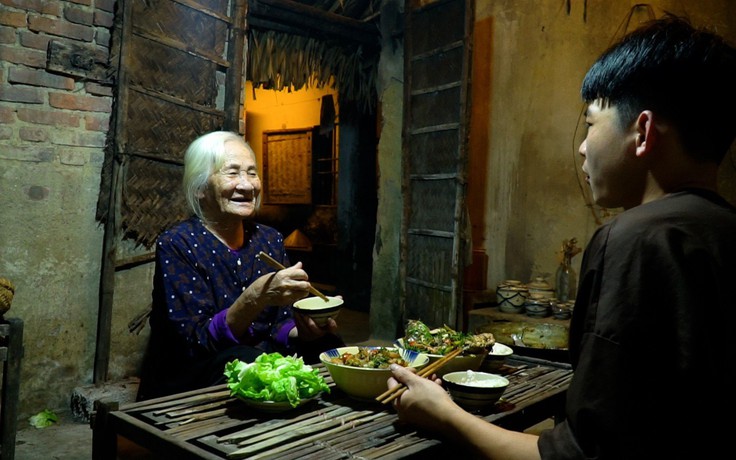 Chàng trai nấu ăn cùng bà, tái hiện ký ức xưa