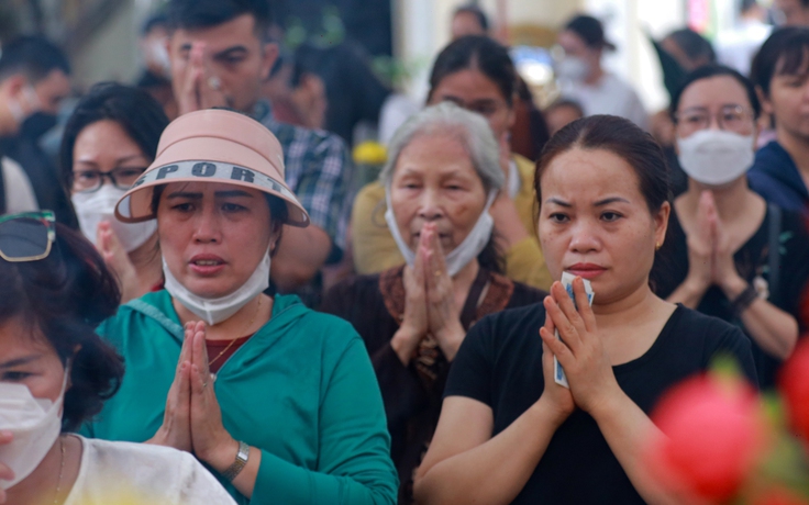 Người dân bật khóc, cầu siêu cho nạn nhân vụ cháy chung cư mini ở Hà Nội