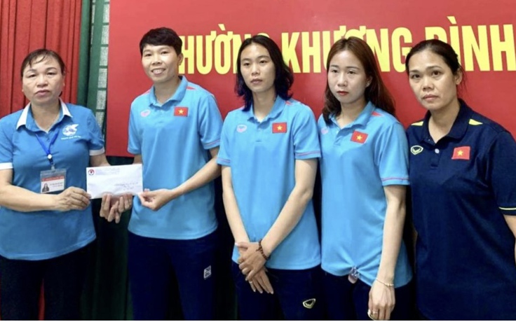 Đội tuyển nữ Việt Nam sẻ chia với gia đình các nạn nhân vụ cháy chung cư mini
