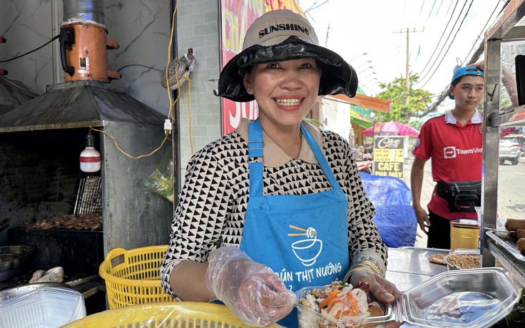 Quán bún thịt nướng kỳ lạ ở TP.HCM bán lúc 1 giờ sáng: Cô chủ 10 giây có ngay tô bún