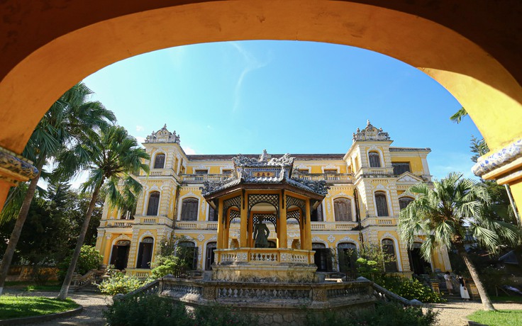 Bên trong lâu đài lộng lẫy nơi hoàng hậu cuối cùng triều Nguyễn từng ở Bên trong lâu đài lộng lẫy nơi hoàng hậu cuối cùng triều Nguyễn từng ở
