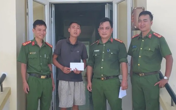 Công an tỉnh Quảng Bình giúp đỡ người đàn ông bị nhà xe bỏ lại giữa đường