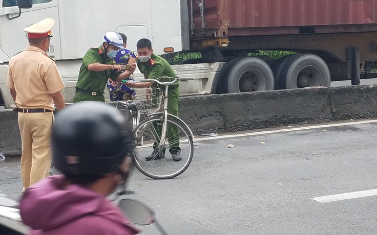 Bị xe container cuốn vào gầm, người phụ nữ dắt xe đạp tử vong